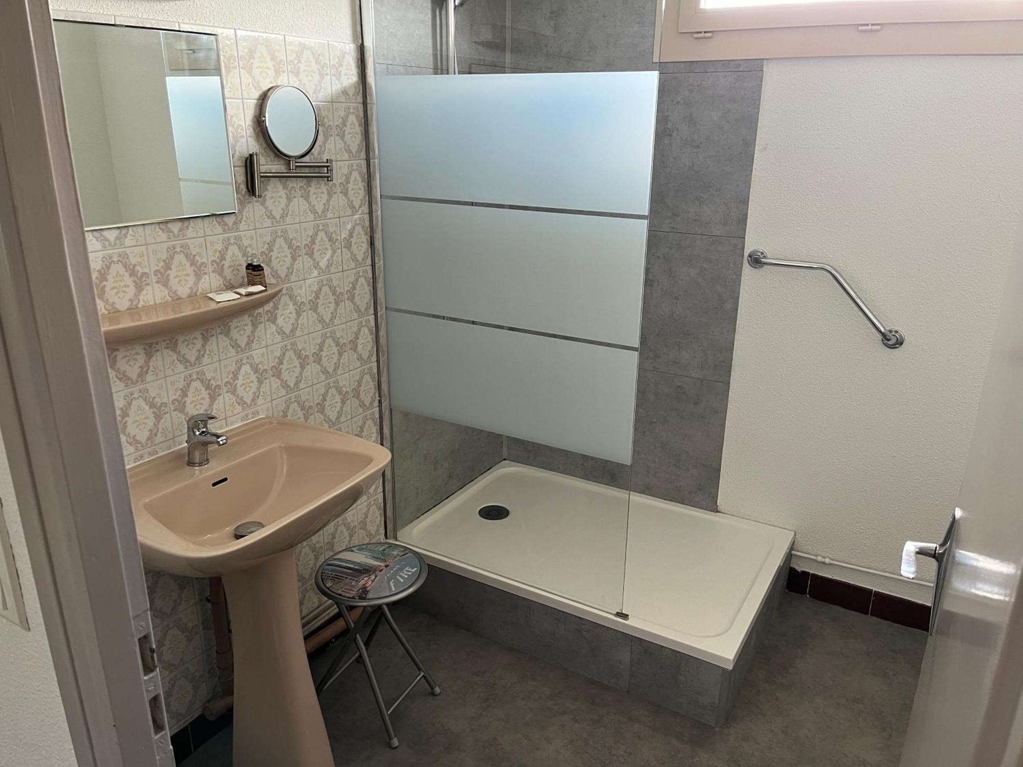 Hotel Le Lyon Vert Commentry Luaran gambar