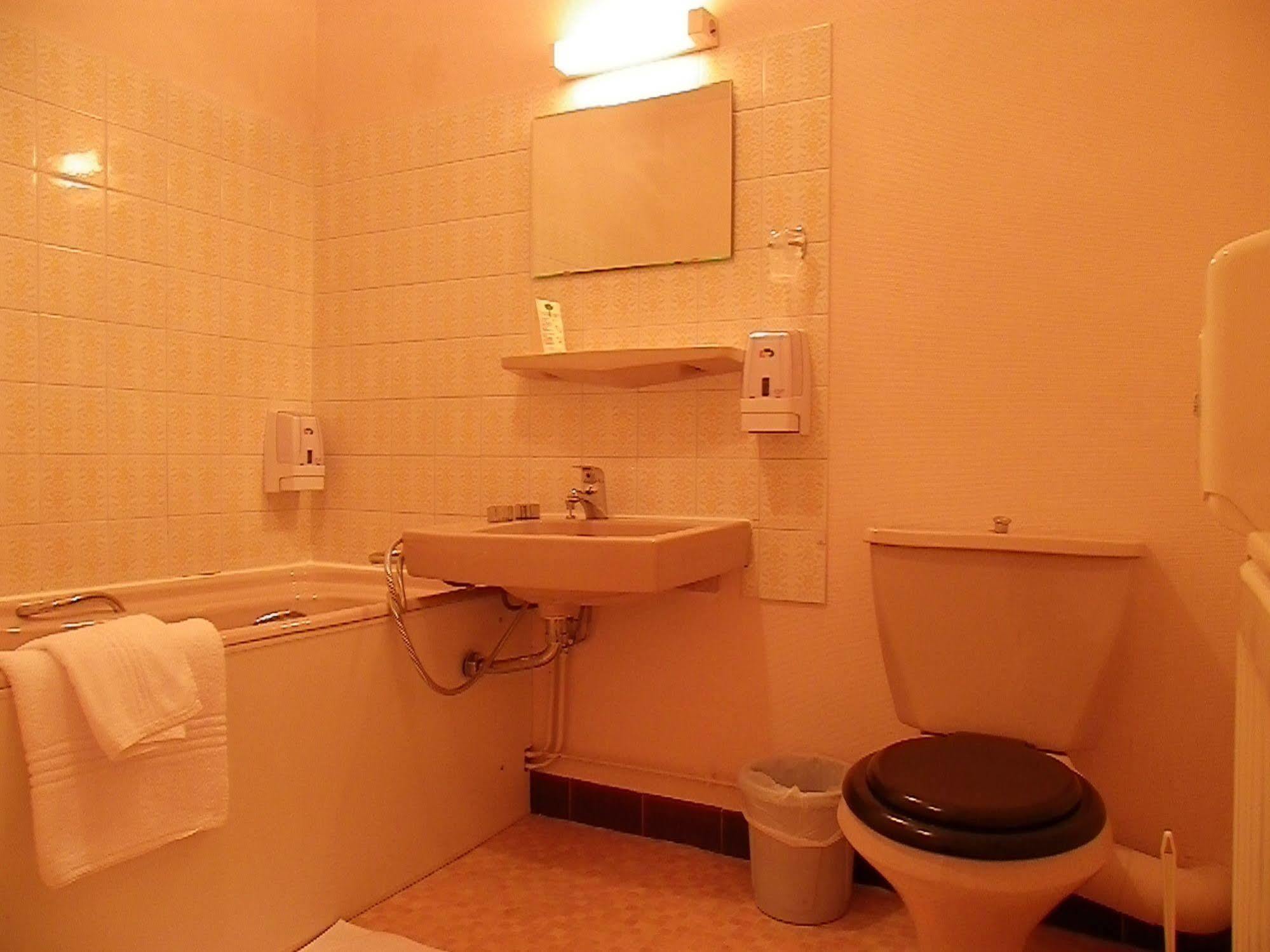 Hotel Le Lyon Vert Commentry Luaran gambar